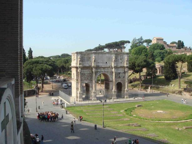 高さ約28ｍの、コンスタンディウスの凱旋門。建立されたのは、西暦351年。